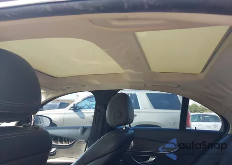 2015 Mercedes-Benz C 300 4Matic z USA, uszkodzony, nr VIN 55SWF4KB5FU070861